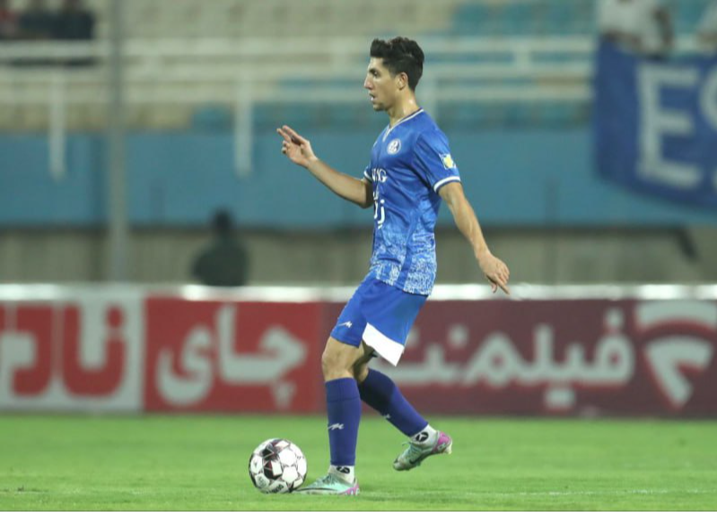 نساجی، مدافع راست جوان سپاهان را ربود!