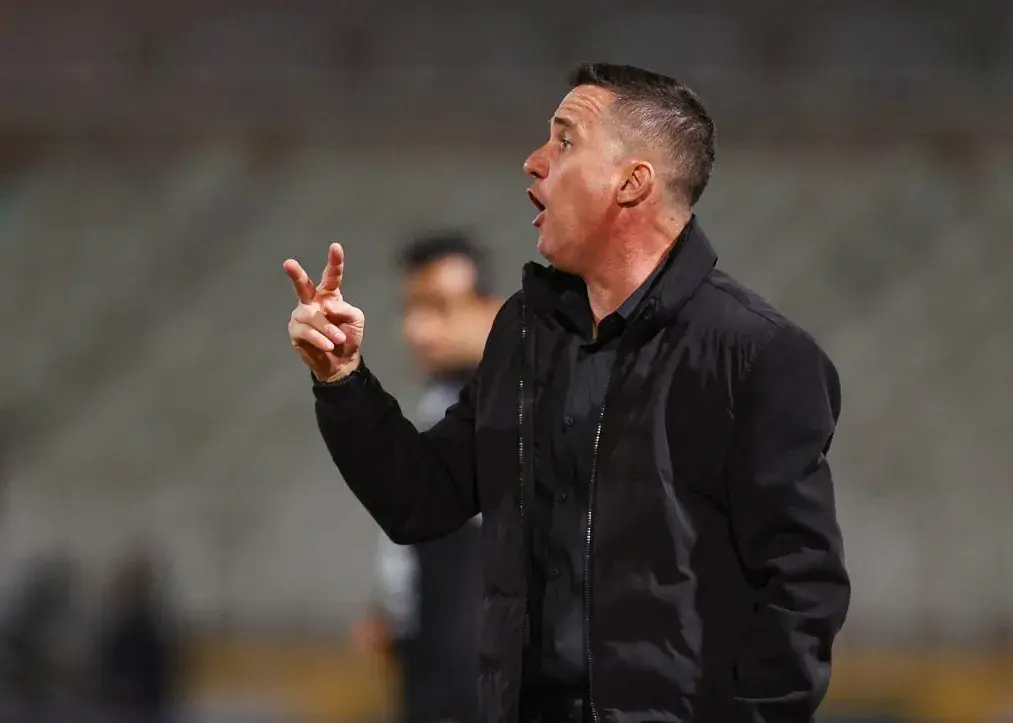 تصویر خبر: اشاره سرمربی پرسپولیس به درب خروج؟ (عکس)