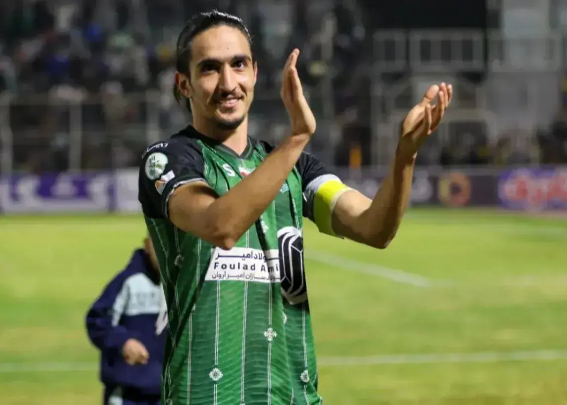 سید محمداحسان حسینی در حال نوشتن پست خداحافظی