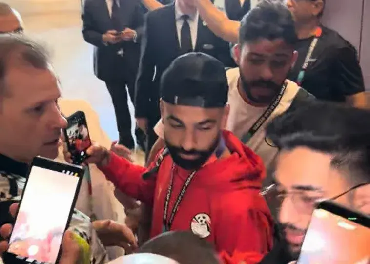 همه به سوی محمد صلاح شتافتند! (عکس)