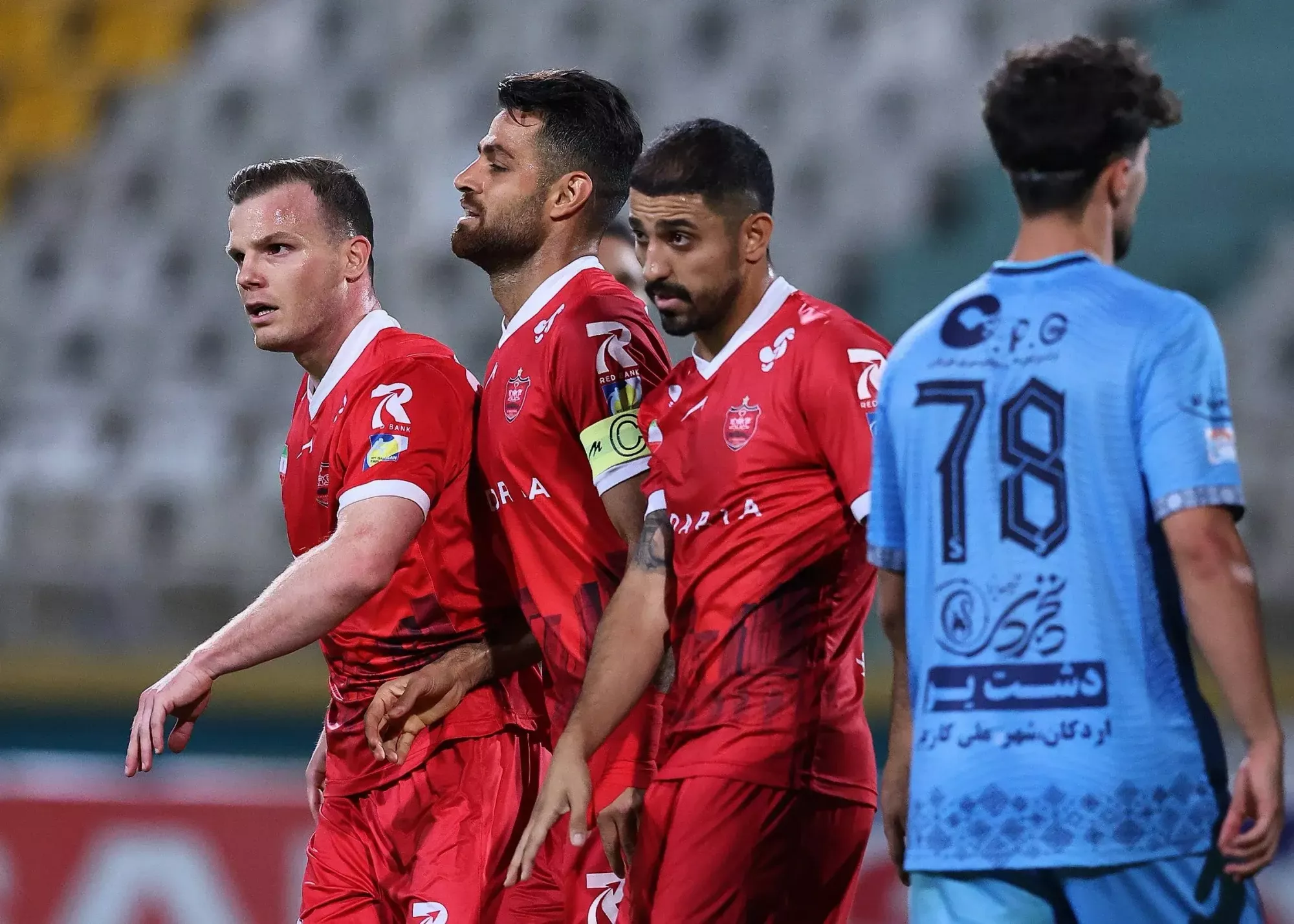 تصویر خبر: اشتباه دو بازیکن چادرملو، هدیه به پرسپولیس در اولین گل