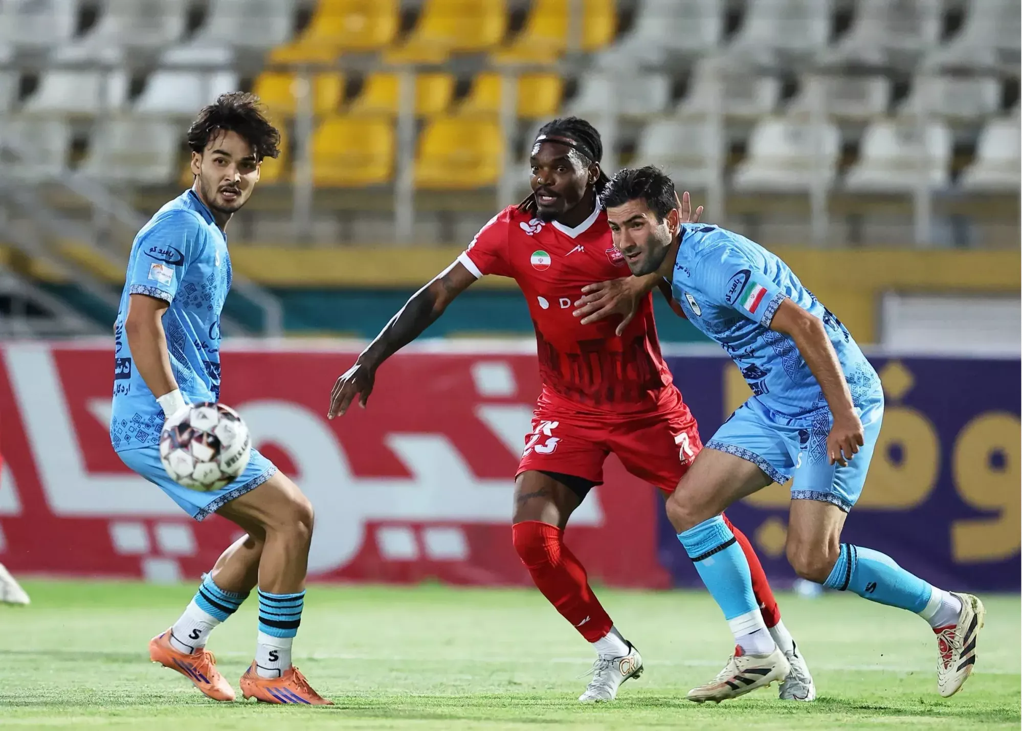 تصویر خبر: سیروس چهار قفله را دروازه پرسپولیس گشود