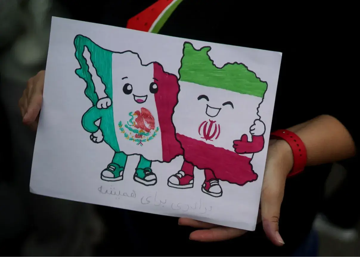 صف هواداران مکزیکی برای بدرقه تیم ملی ایران از ساعت ۶ بامداد!
