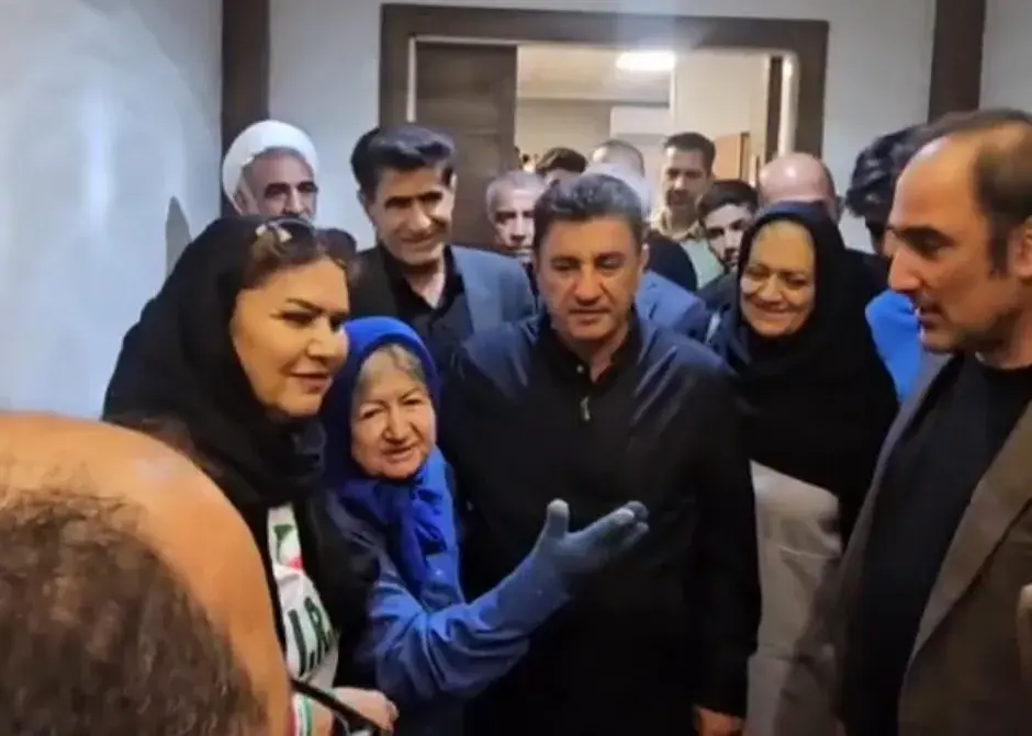 مادر بزرگ استقلالی در فرودگاه مهرآباد با قلعهنویی دیدار کرد - تصاویر