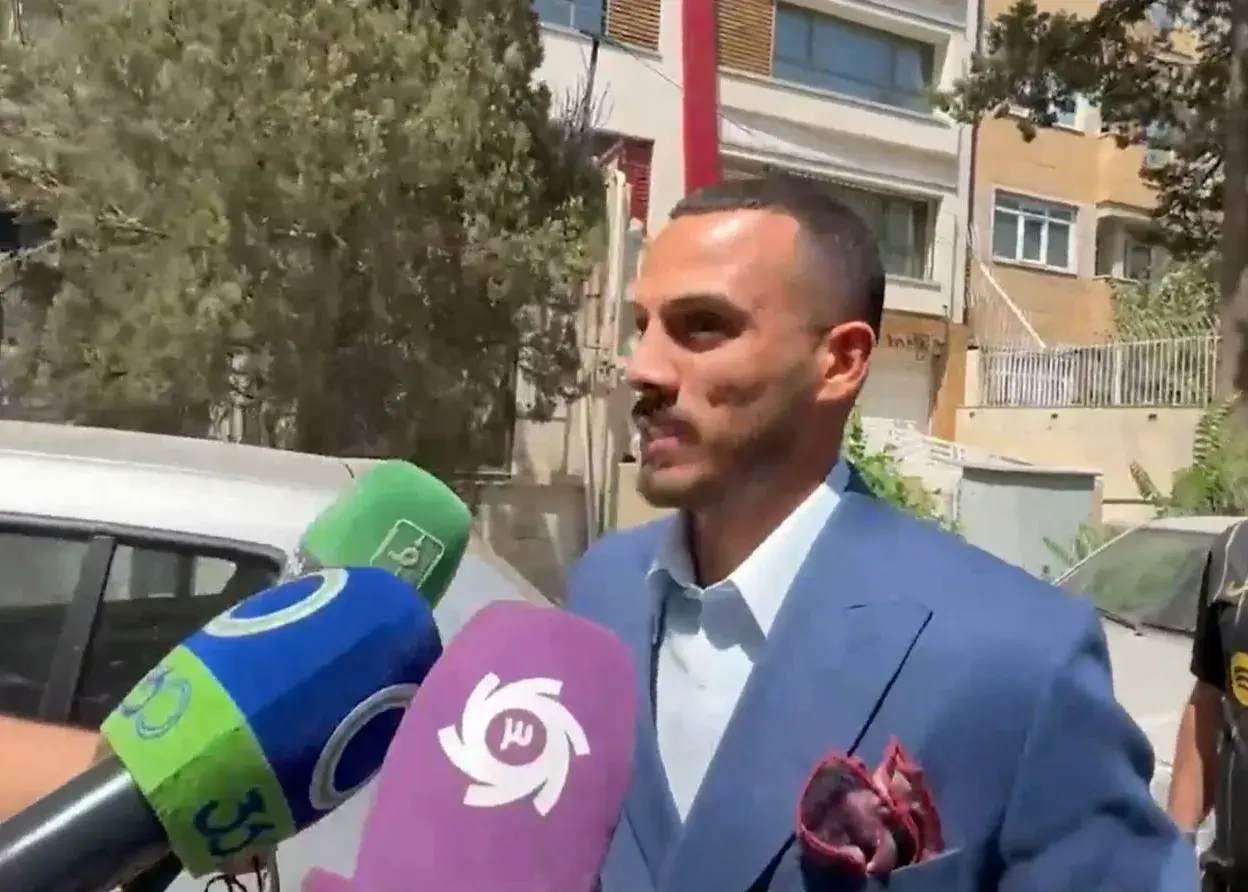 جلال جلالی: از رنگ آبی به پیراهن قرمز با کت‌وشلوار مجلسی!
