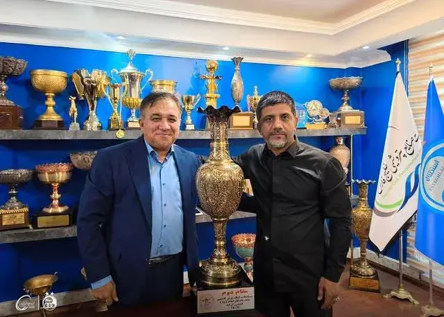 کاپ نایب‌قهرمانی سال گذشته استقلال به علی تاجرنیا اهدا شد