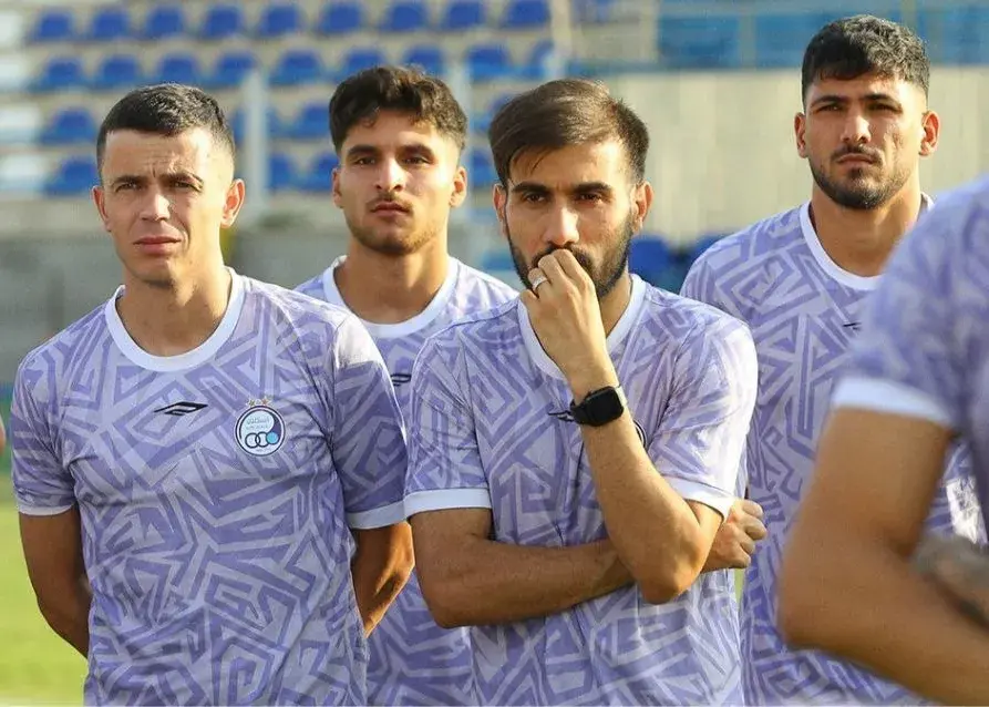 مهران احمدی، بازیکن مصدوم استقلال، در محل تمرین حاضر شد