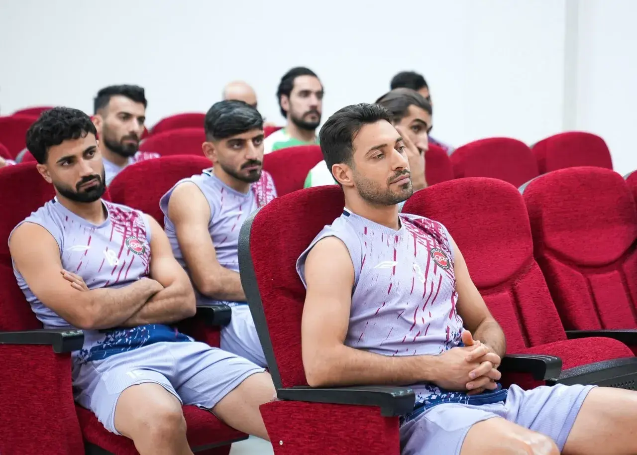 تصویر خبر: تصاویری از ملاقات نکونام با بازیکنان تراکتور