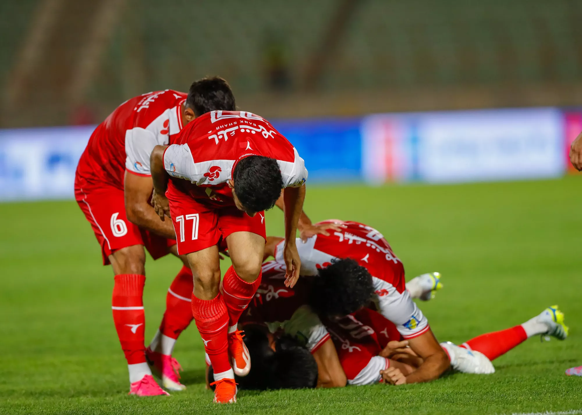 تصویر خبر: پویا پورعلی با سالتوهایش دو گلزن پرسپولیس را به شگفتی واداشت!