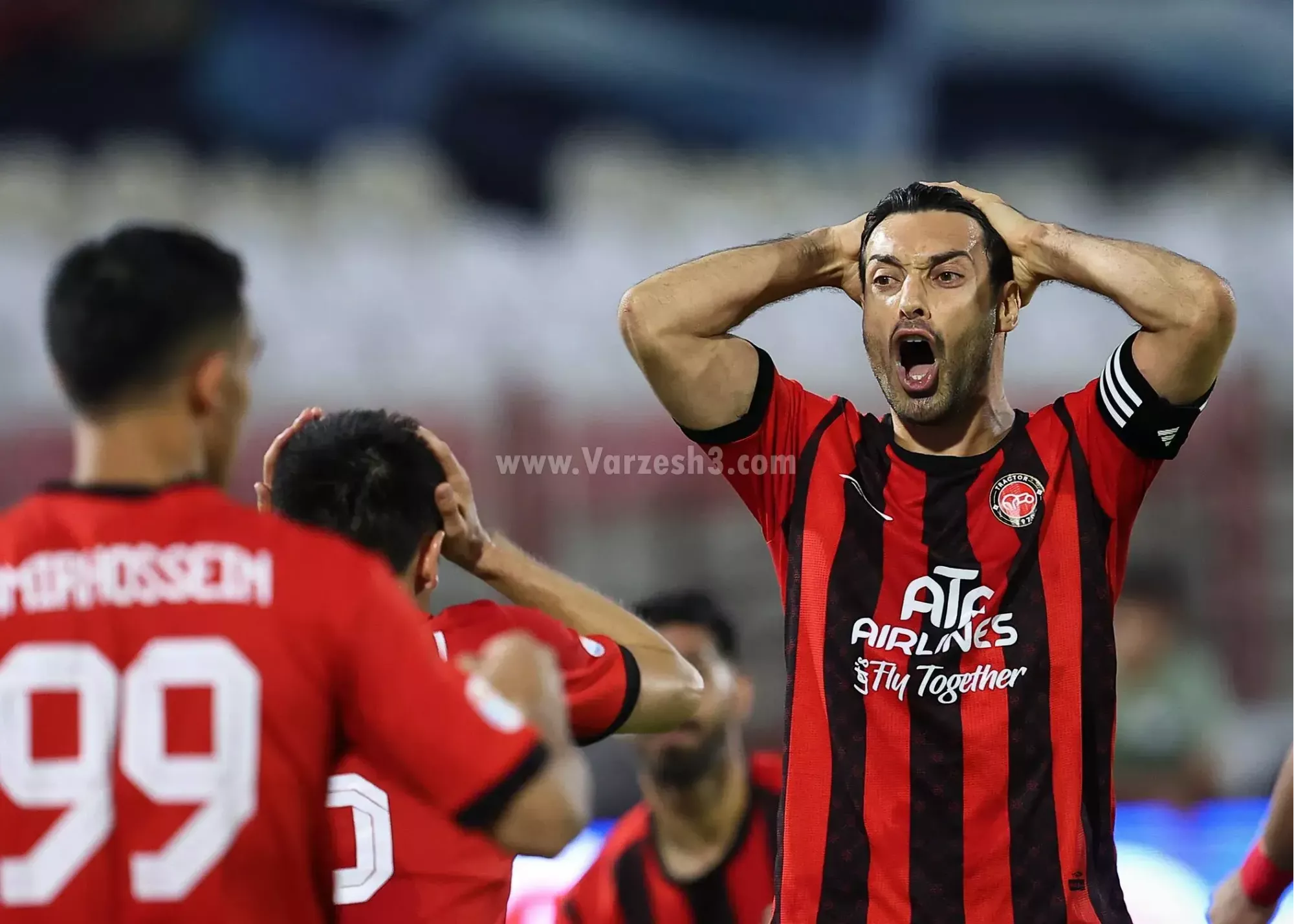تصویر خبر: شجاع خلیل‌زاده با چشمان گرد شده پس از جنگ تن به تن در مقابل پرسپولیس!