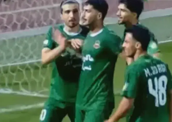 در مقابل شادی حسینی و قائمشهر، تیرک دروازه ایستاد