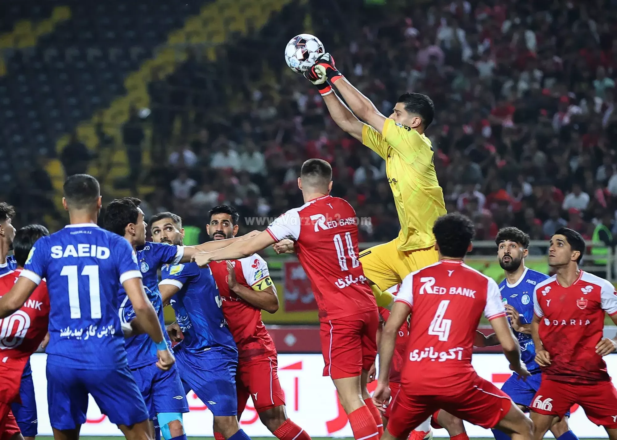 تصویر خبر: شخصیت‌های کارتونی در کری‌های استقلال و پرسپولیس! (عکس)