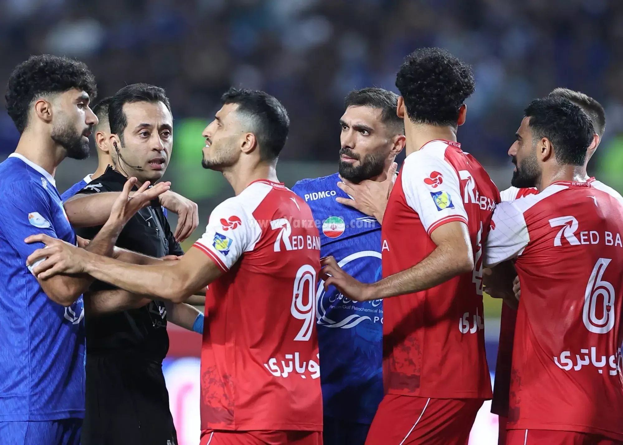 اعتراض آبی‌پوشان به عملکرد داور دربی
