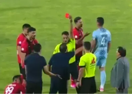 خروج از ورزشگاه، واکنش شدید خداداد به اخراج!