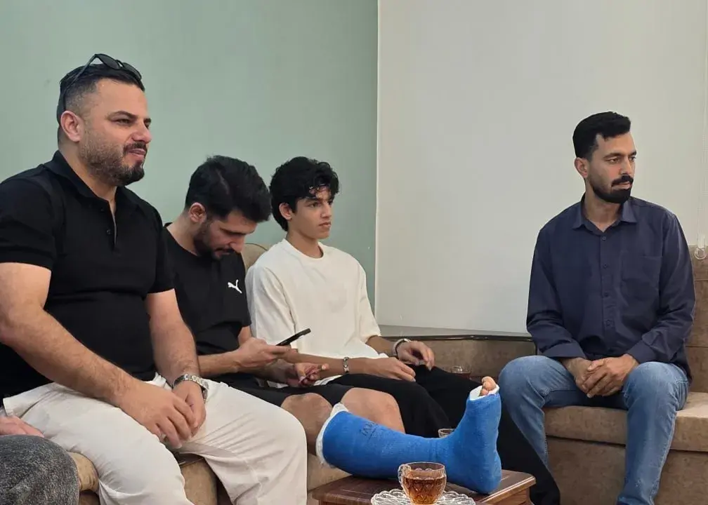 تصویر خبر: هافبک ذوب‌آهن با پای شکسته دست به کار خیر زد!