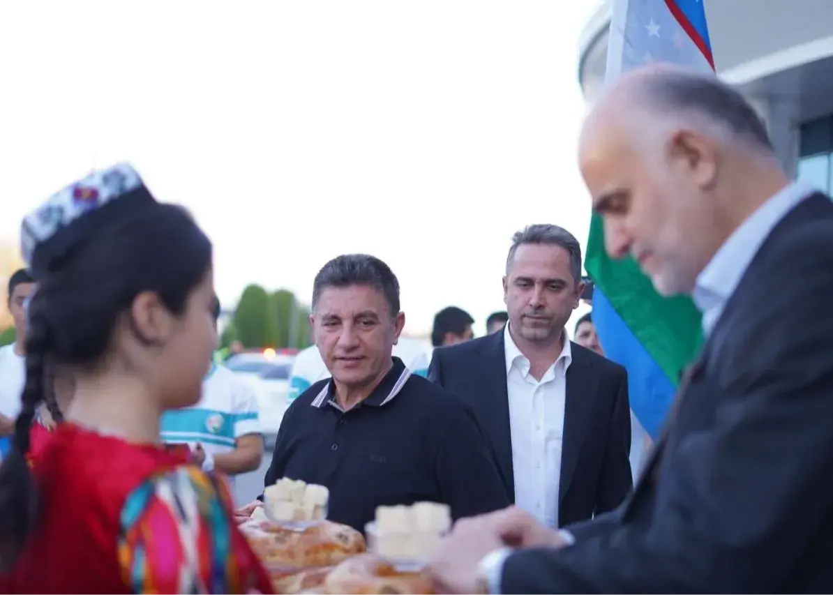 مراسم استقبال از تیم ملی در فرغانه با نان و حلوای محلی