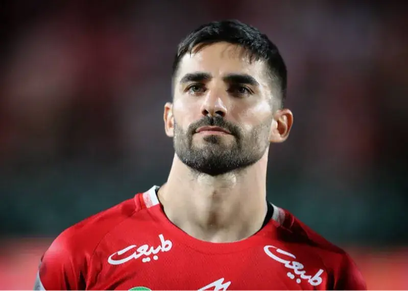 تصویر خبر: عکس: خداحافظی پرشور یک بازیکن پرسپولیسی از هواداران