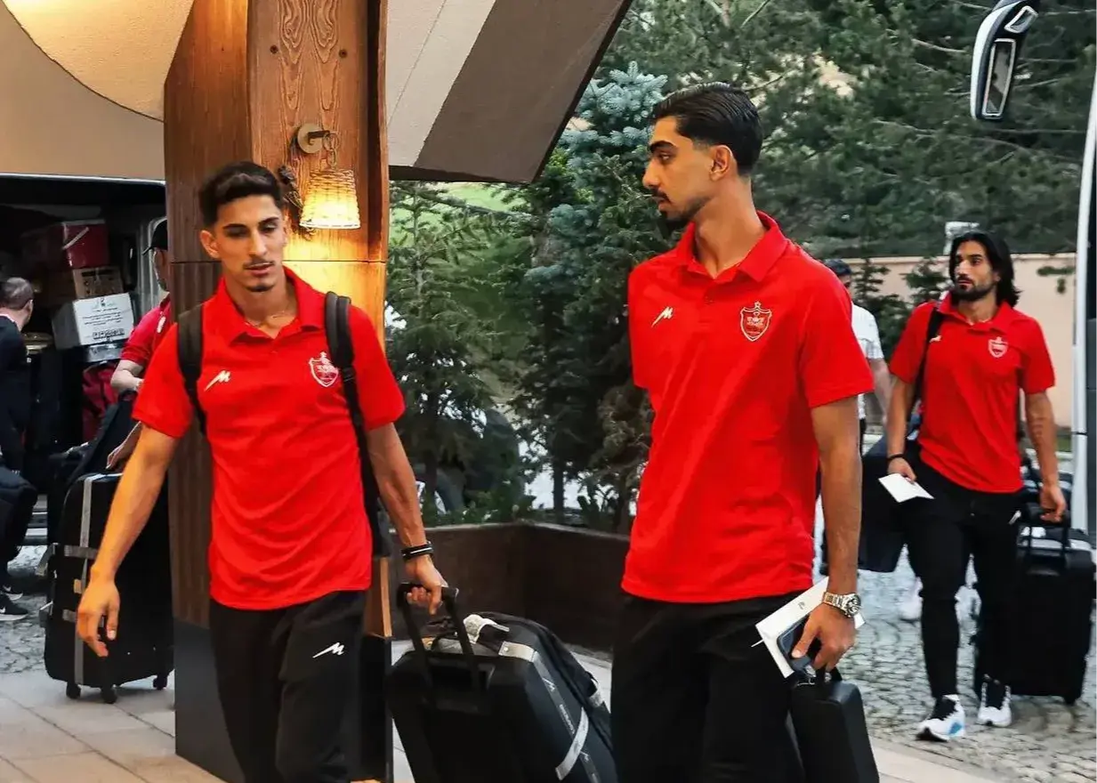 پوشیدن پیراهن نمادین آقای گلی توسط مهاجم جدید پرسپولیس