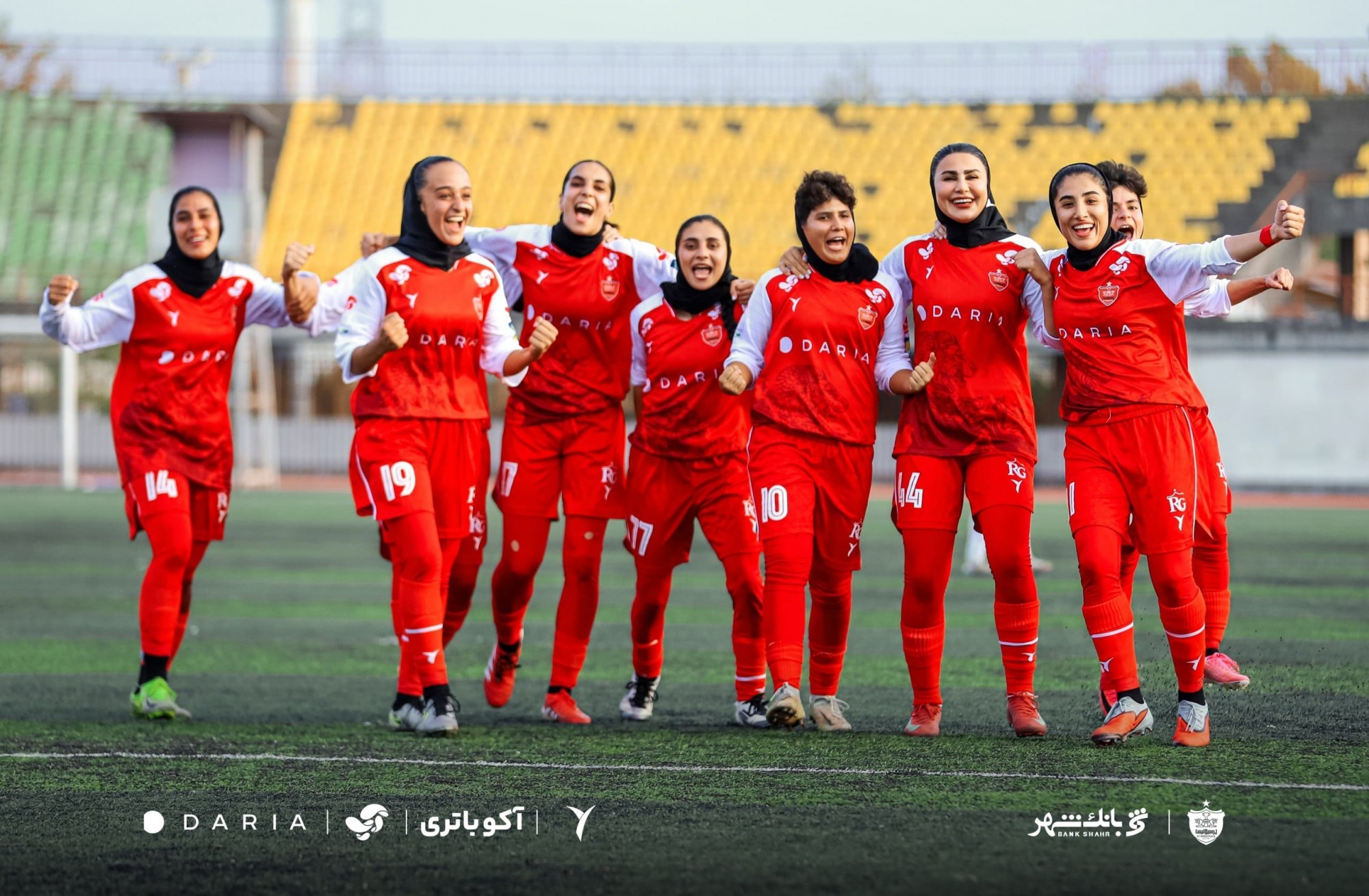دختران پرسپولیس ورزشگاه را به تصرف خود درآوردند!