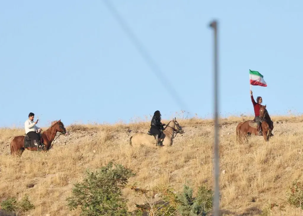تصویر خبر: سه سوار بر اسب و یک پرچم ایران در حاشیه ورزشگاه یادگار امام!